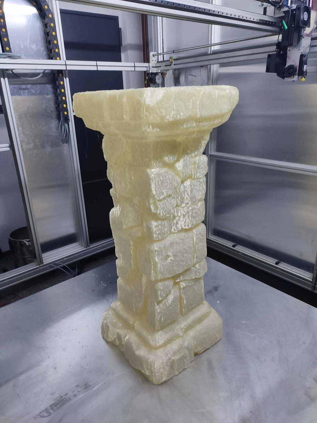 Surowy wydruk 3D ornamentowanej kolumny