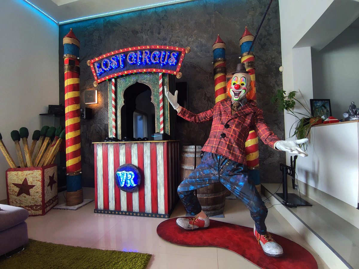 Budka Lost Circus z figurą klauna