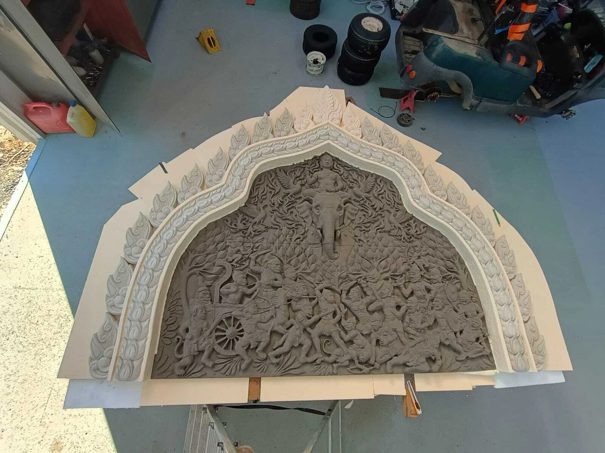 Ornamentowany łuk z wydruku 3D w trakcie obróbki
