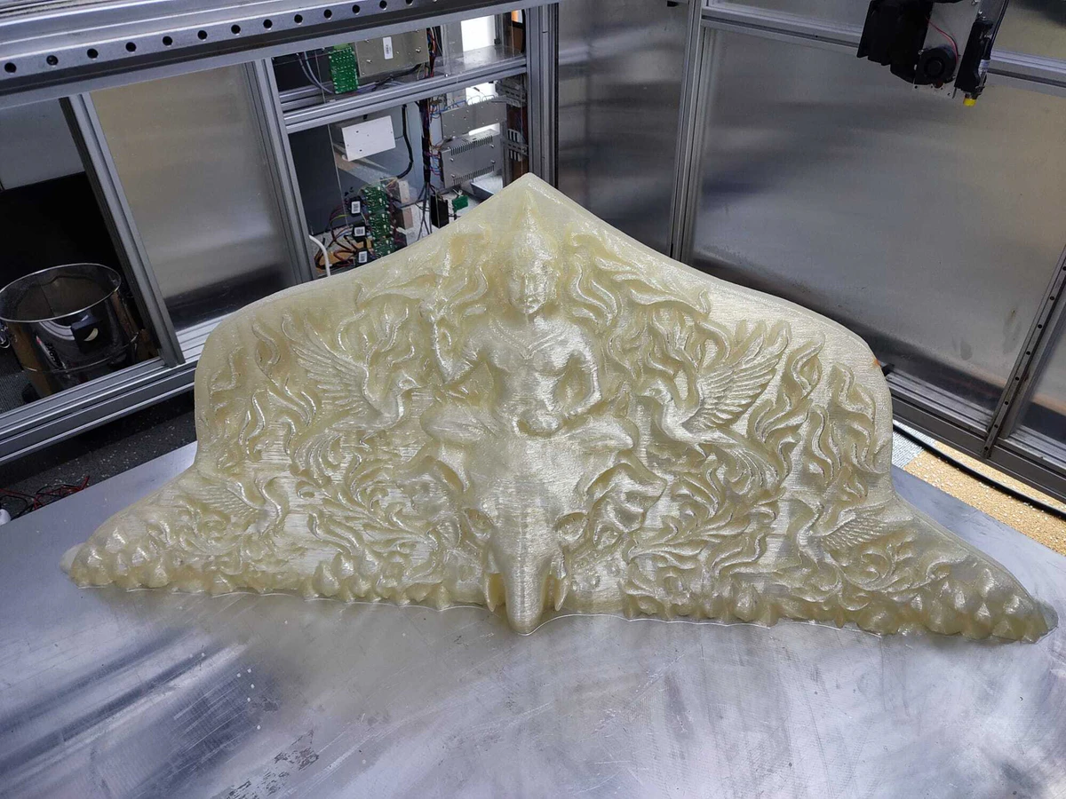 Płaskorzeźba w komorze wielkoformatowej drukarki 3D