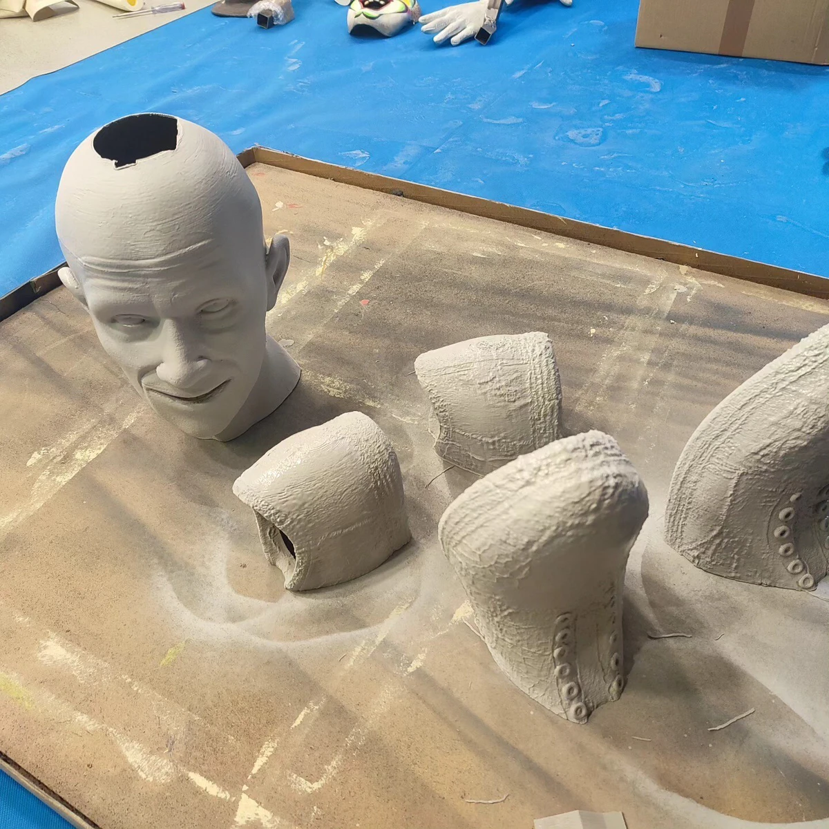 Surowe wydruki 3D elementów postaci przed obróbką