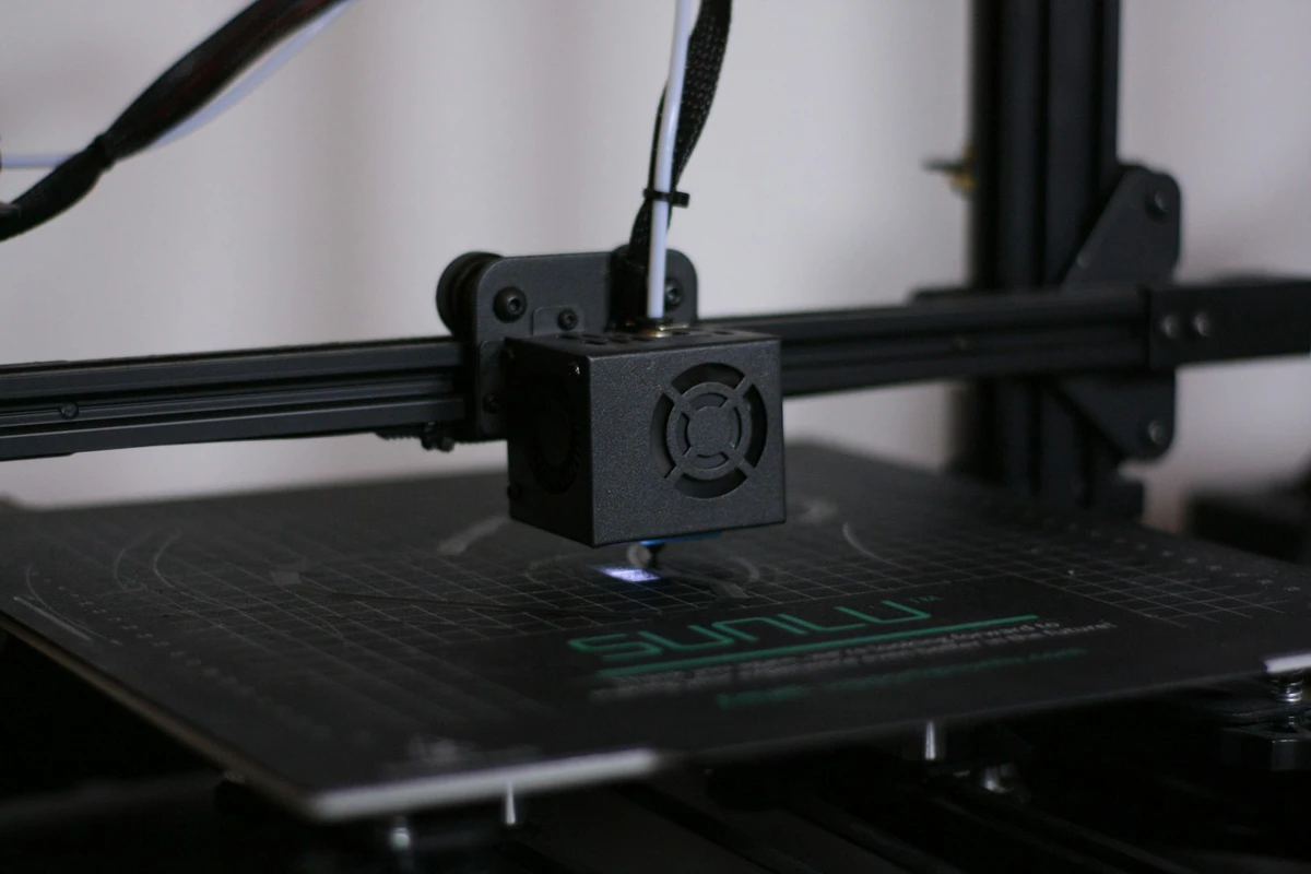 Drukarka 3D z kablami wychodzącymi z niej
