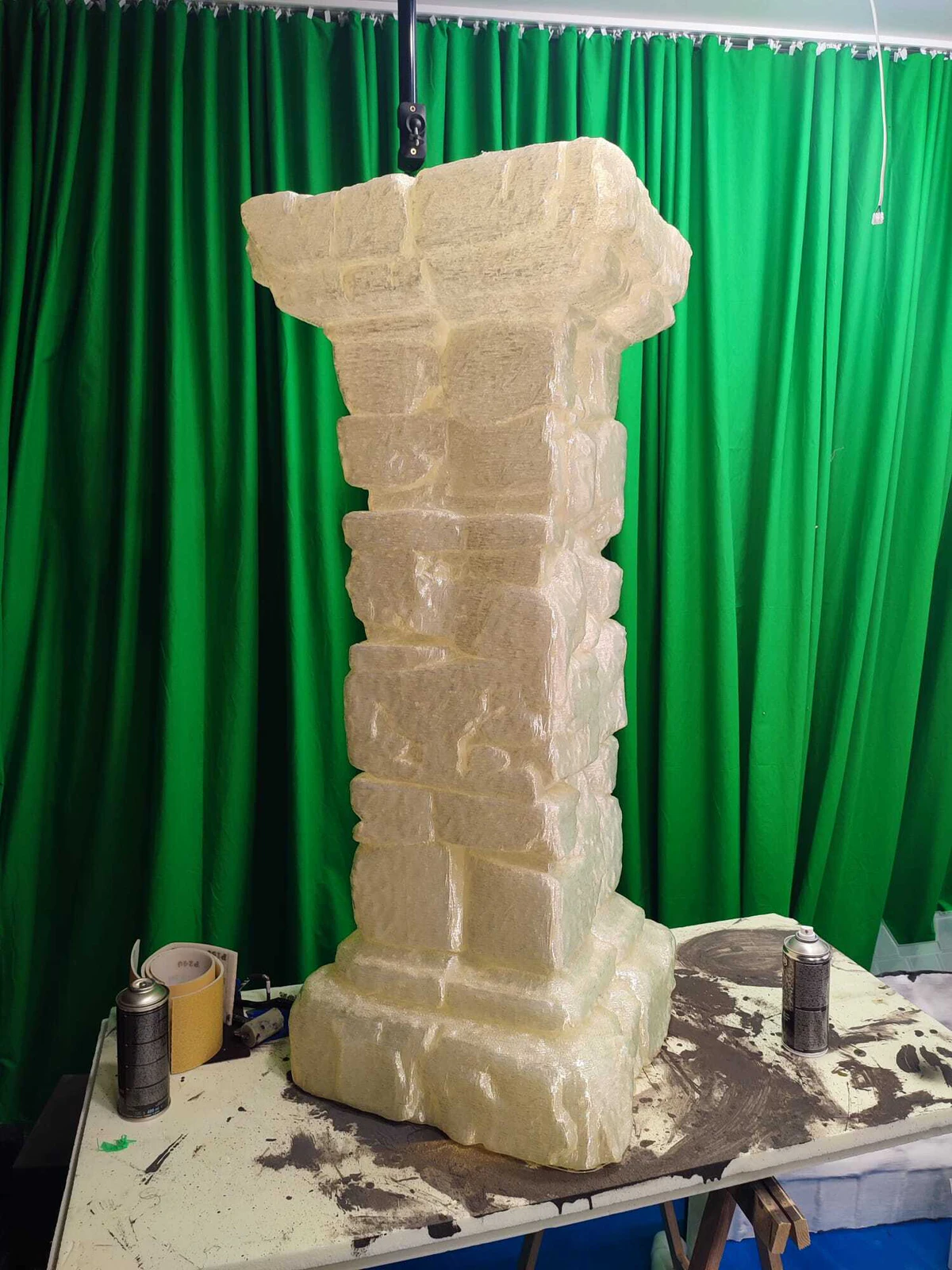 Surowy wydruk 3D kolumny w studiu z zielonym tłem