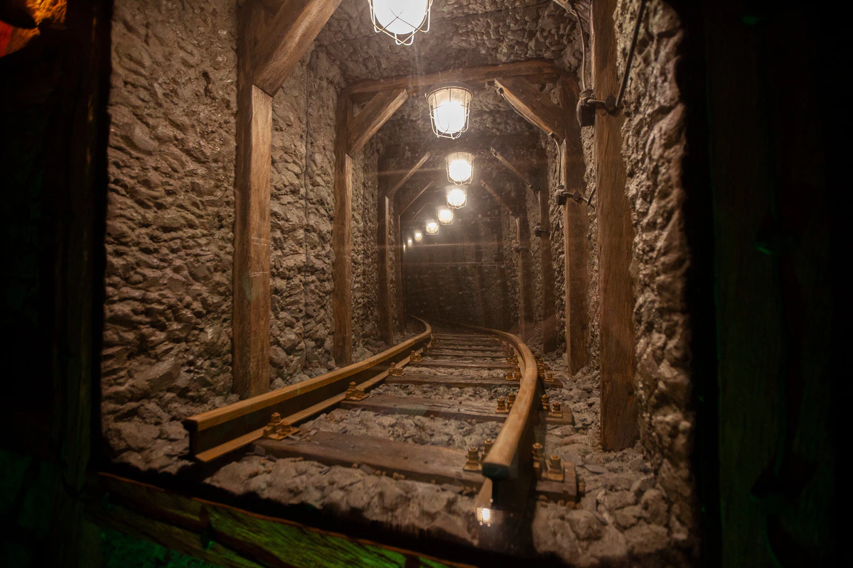 Tunel kopalni z torami, scenografia